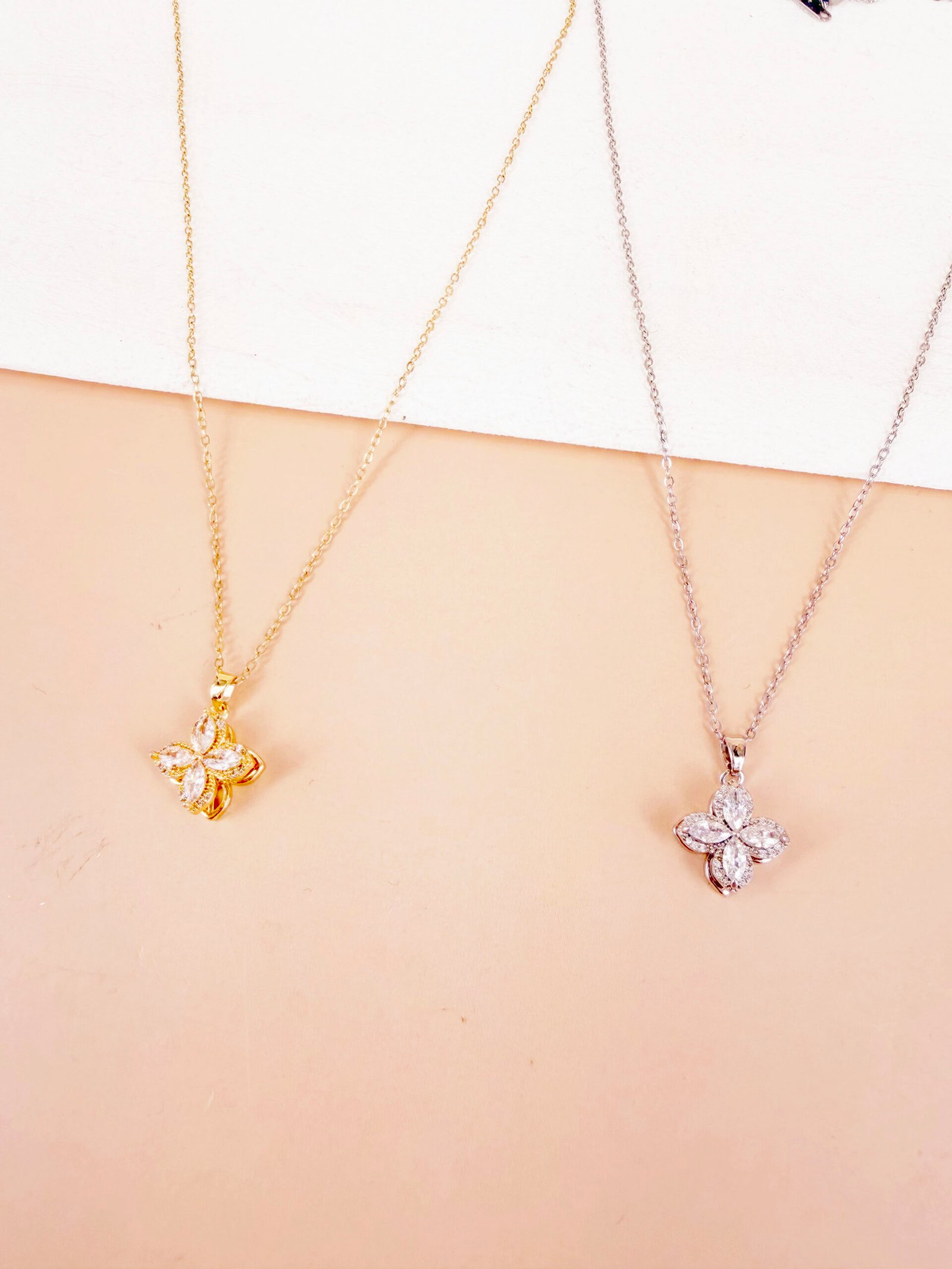 Collier Hazel - Anti stress, trèfle strass – Image 2