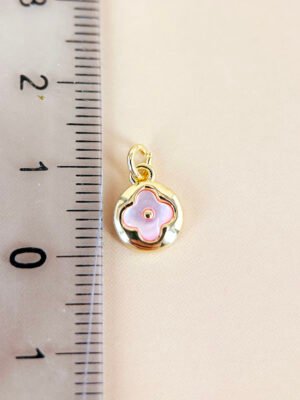 Charm rond trèfle nacré rose