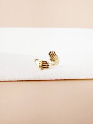 Bague Ajustable « Étreinte Bienveillante » – Acier Inoxydable Doré