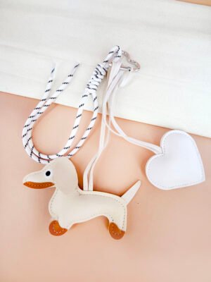 Porte clé sac grigri Clara – Chien coeur blanc