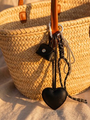 Porte clé sac grigri Ava – Coeur noir et petit sac