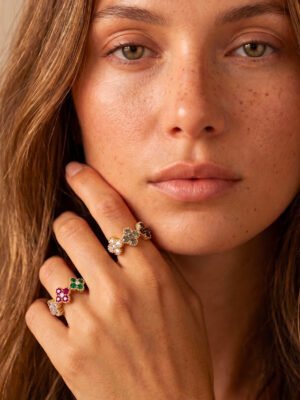 Bague Zéphyrine – Fleurs trèfles strass coloré