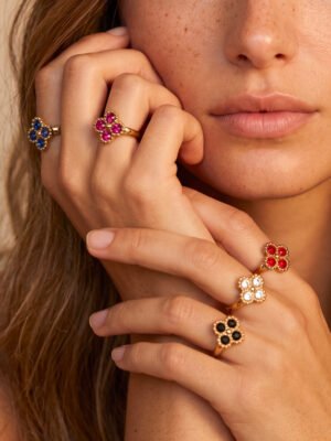 Lot de 5 bagues Sélène – Fleurs trèfles strass