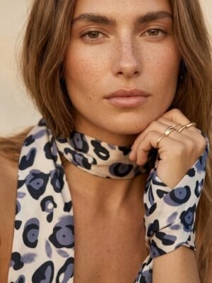 Foulard bandeau satiné motif léopard bleu
