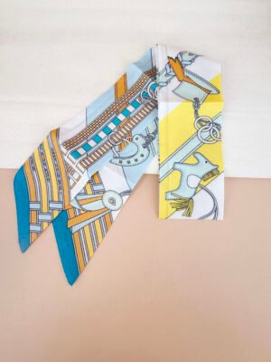 Foulard bandeau satiné multicolore motif géométrique