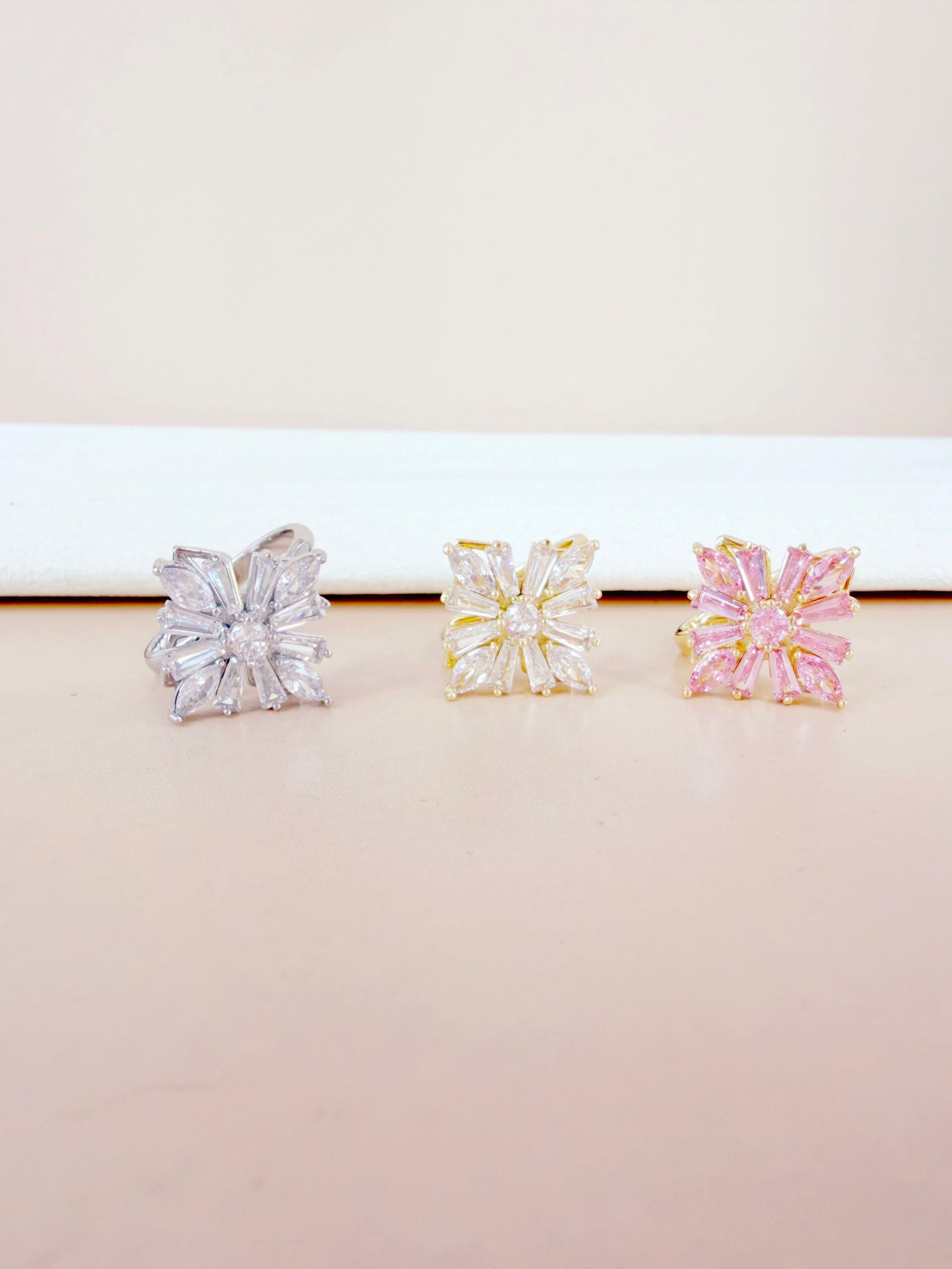 Bague Chloe - Anti-stress fleurs carrées colorées – Image 2