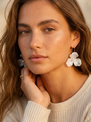 Boucles d&rsquo;oreilles Adele – Fleur effet résine colorée acier inoxydable