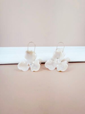 Boucles d&rsquo;oreilles Adele – Fleur effet résine colorée acier inoxydable
