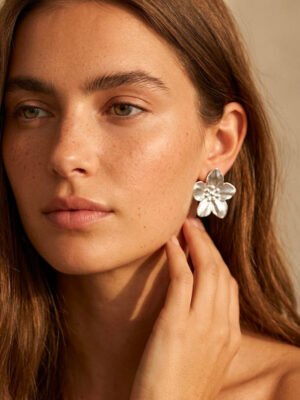 Boucles d’oreilles Gabrielle – Fleur argentée texturée