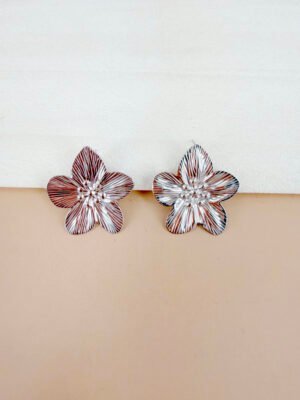 Boucles d’oreilles Gabrielle – Fleur argentée texturée