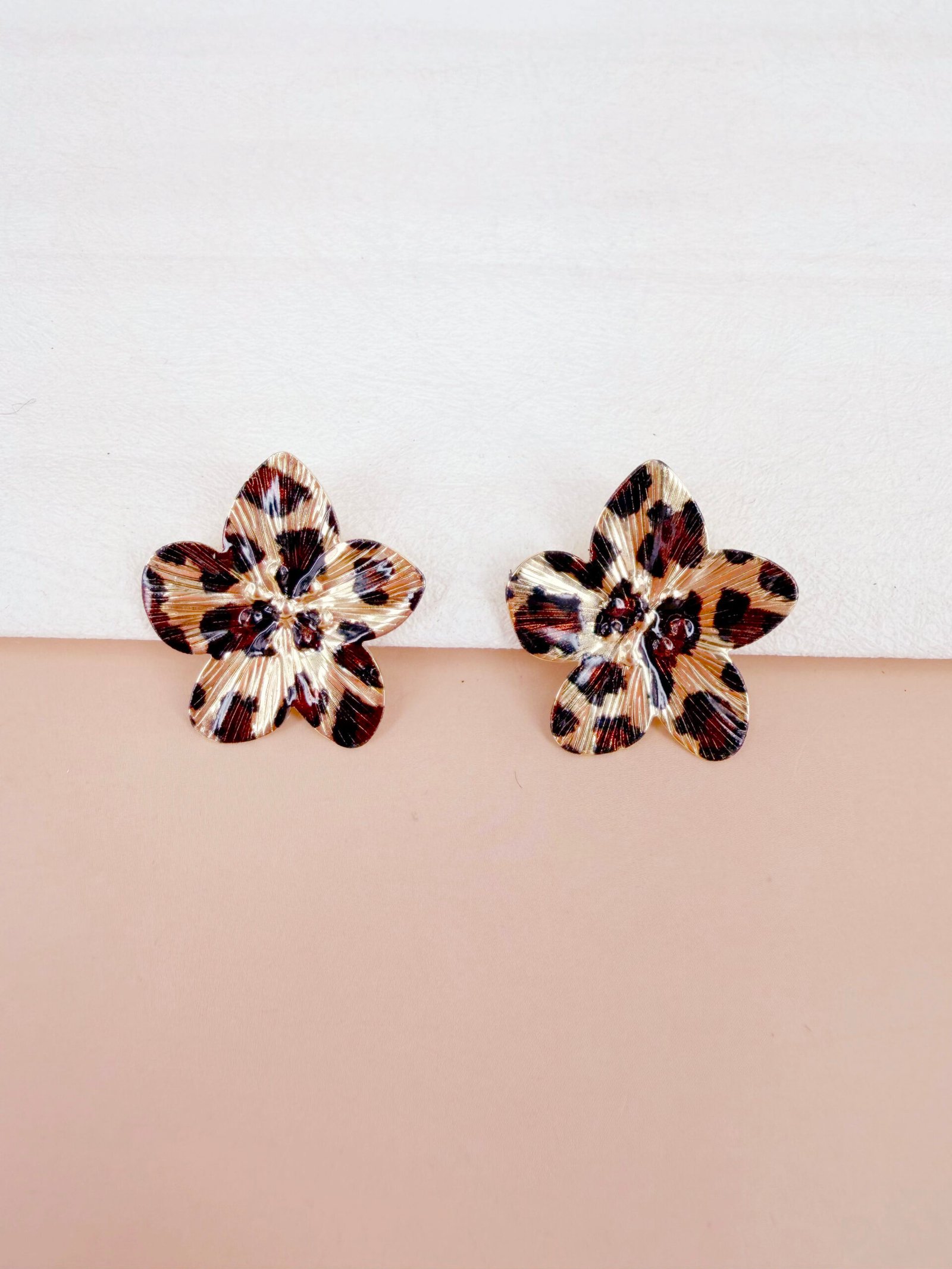 Boucles d'oreilles Ines - Fleur motif léopard – Image 2