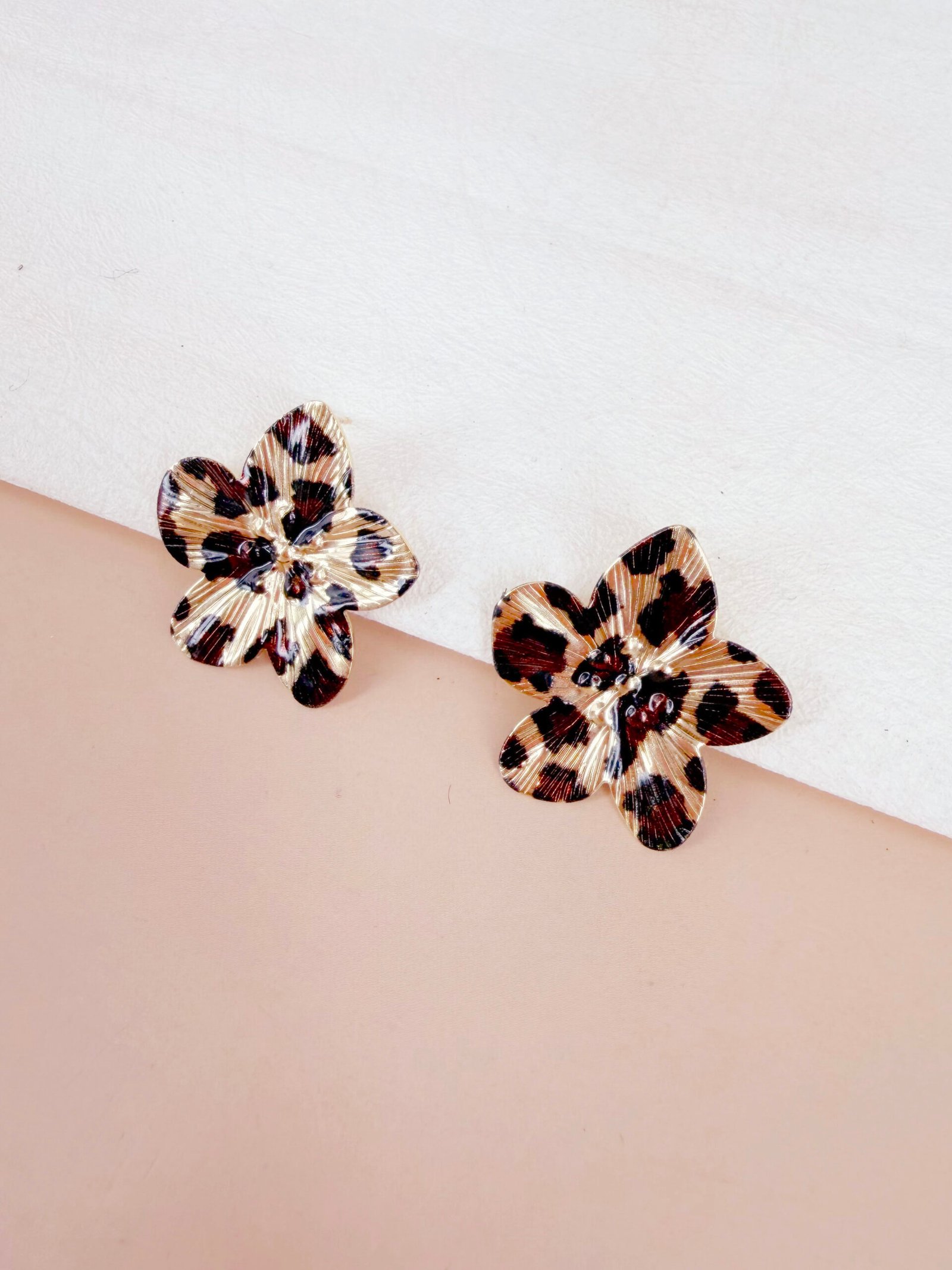 Boucles d'oreilles Ines - Fleur motif léopard – Image 3