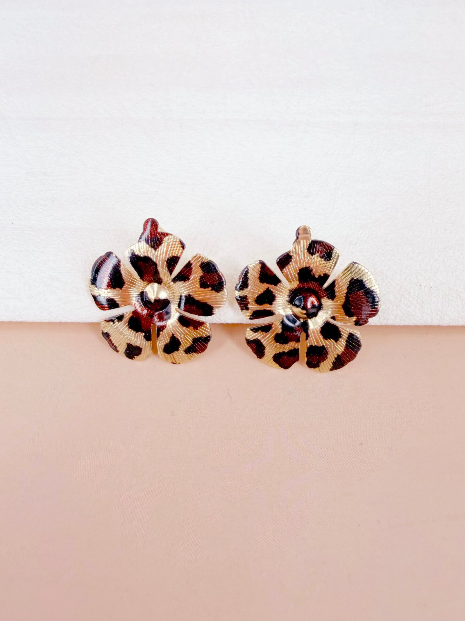 Boucles d'oreilles Iris - Fleur léopard – Image 2