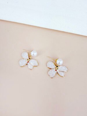 Boucles d’oreilles Jade – Fleur blanche perle