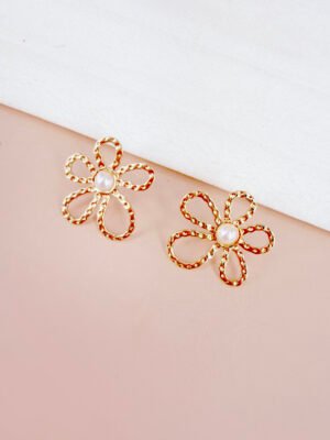 Boucles d’oreilles Jeanne – Fleur dorée ajourée