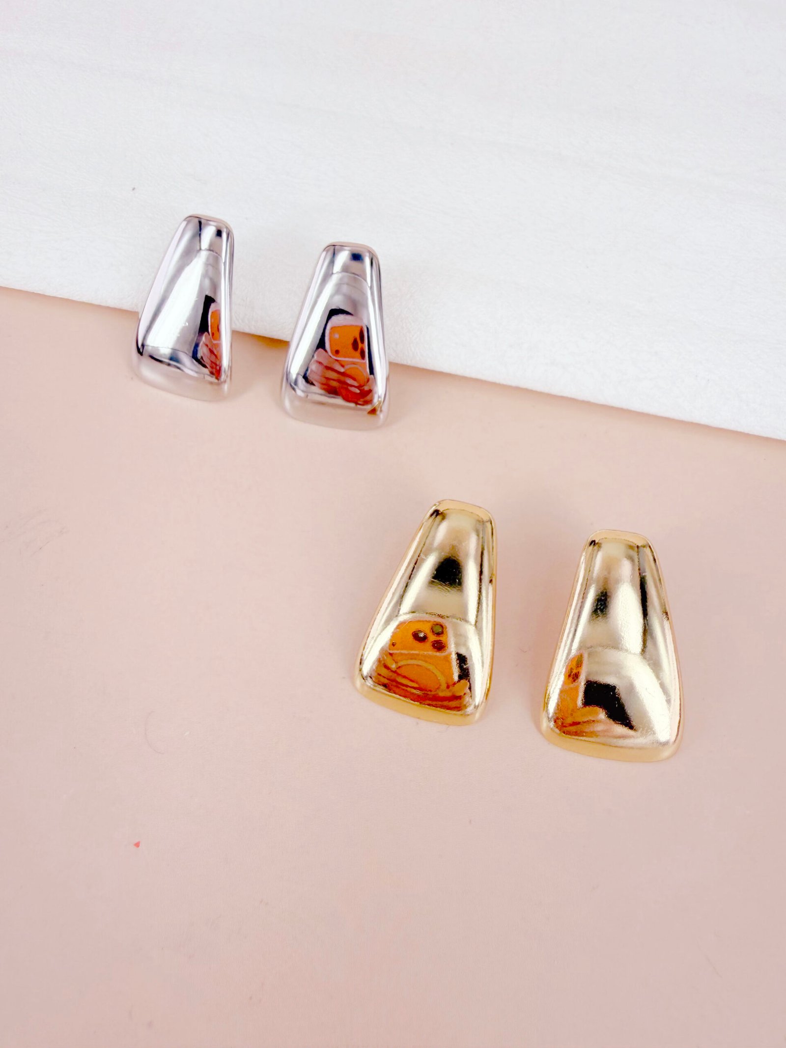 Boucles d'oreilles Juliette - Pendantes géométriques dorées – Image 3
