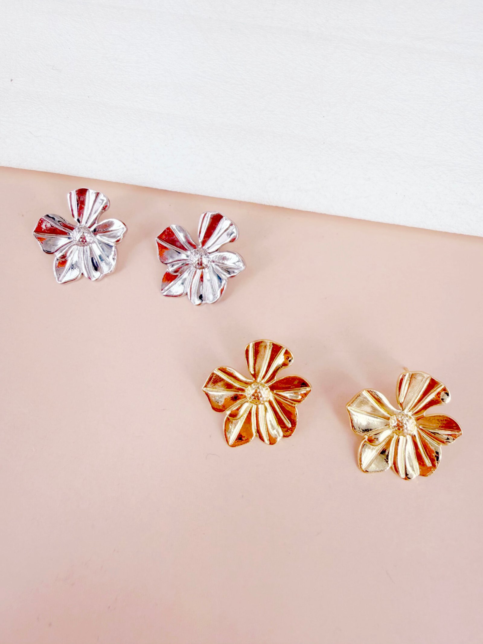 Boucles d'oreilles Lila - Fleurs en métal – Image 3