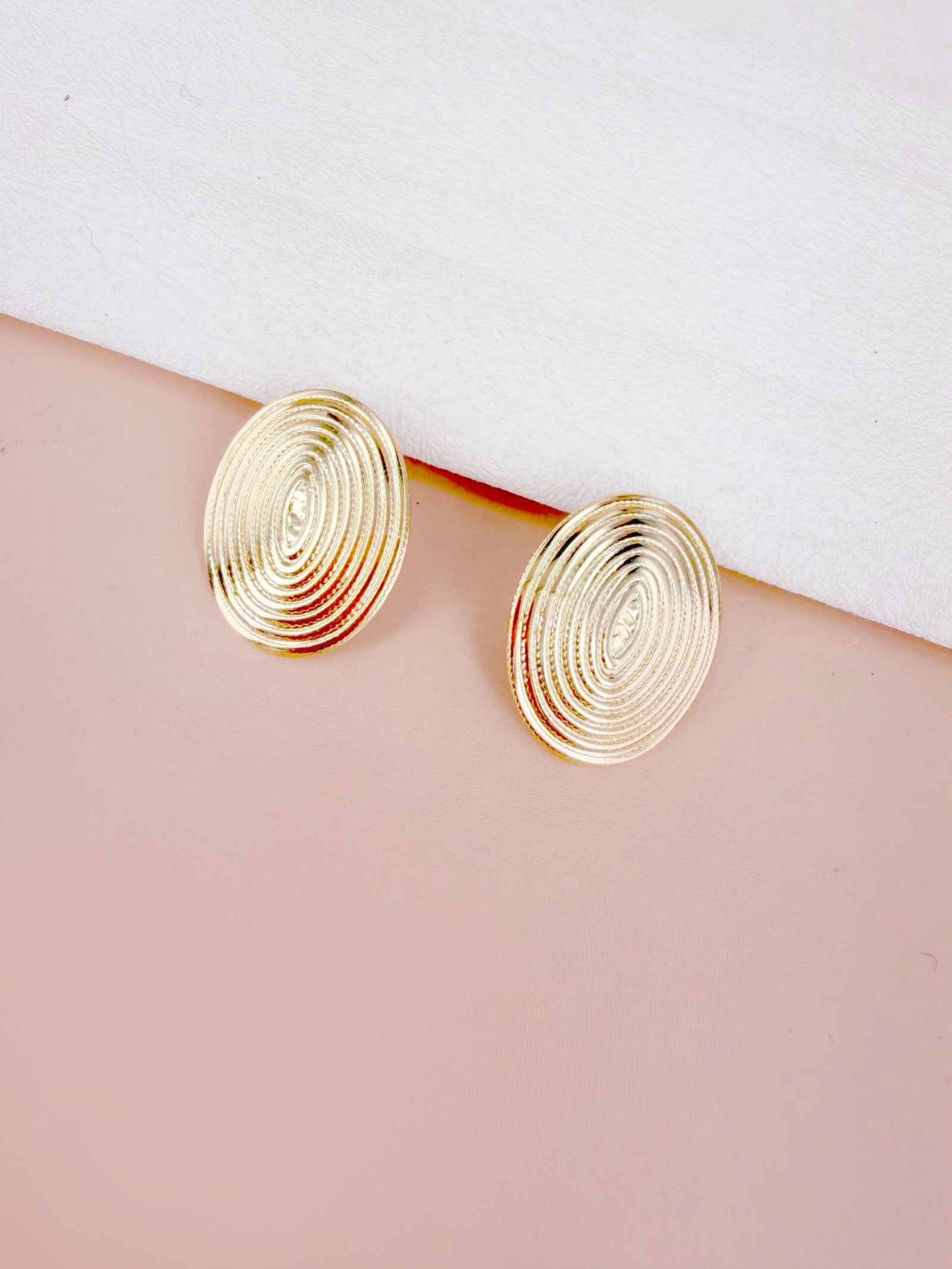 Boucles d'oreilles Lisa - Ovales spiralées dorées – Image 2