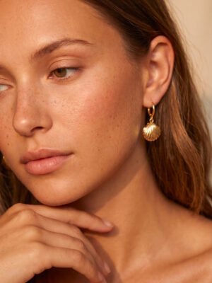 Boucles d’oreilles Louise – Créoles coquillage doré