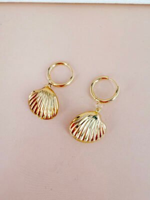 Boucles d’oreilles Louise – Créoles coquillage doré
