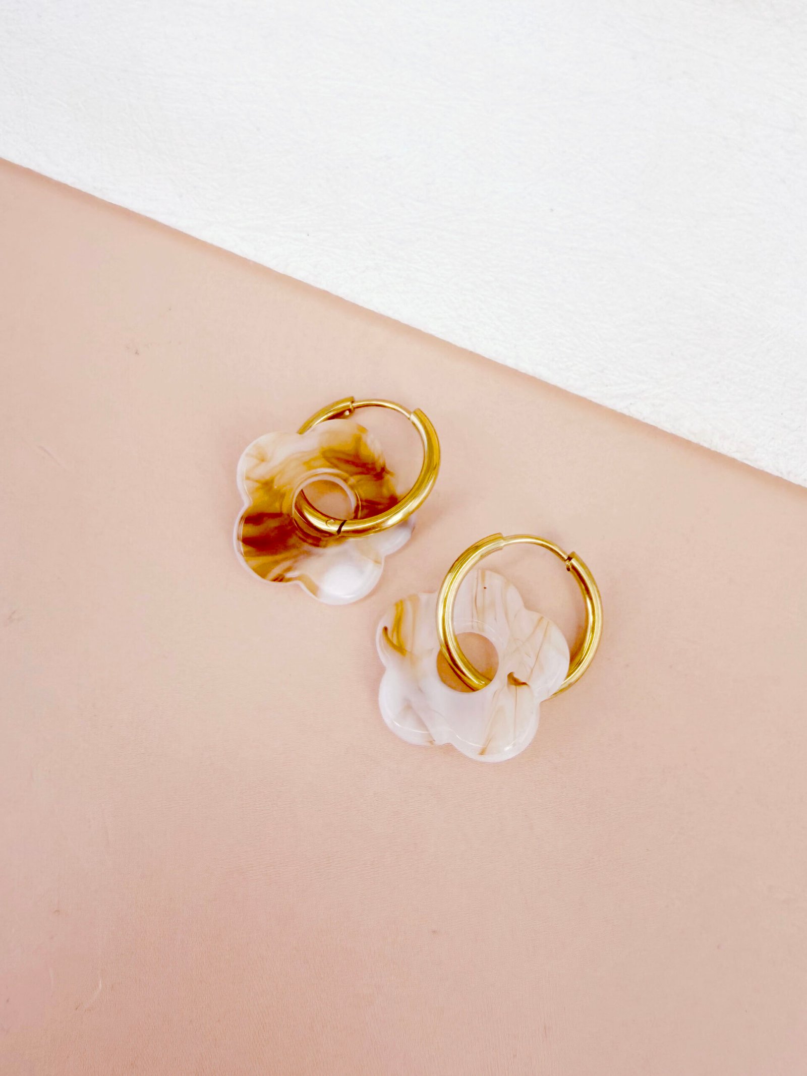 Boucles d'oreilles Victoire - Fleur en résine – Image 2