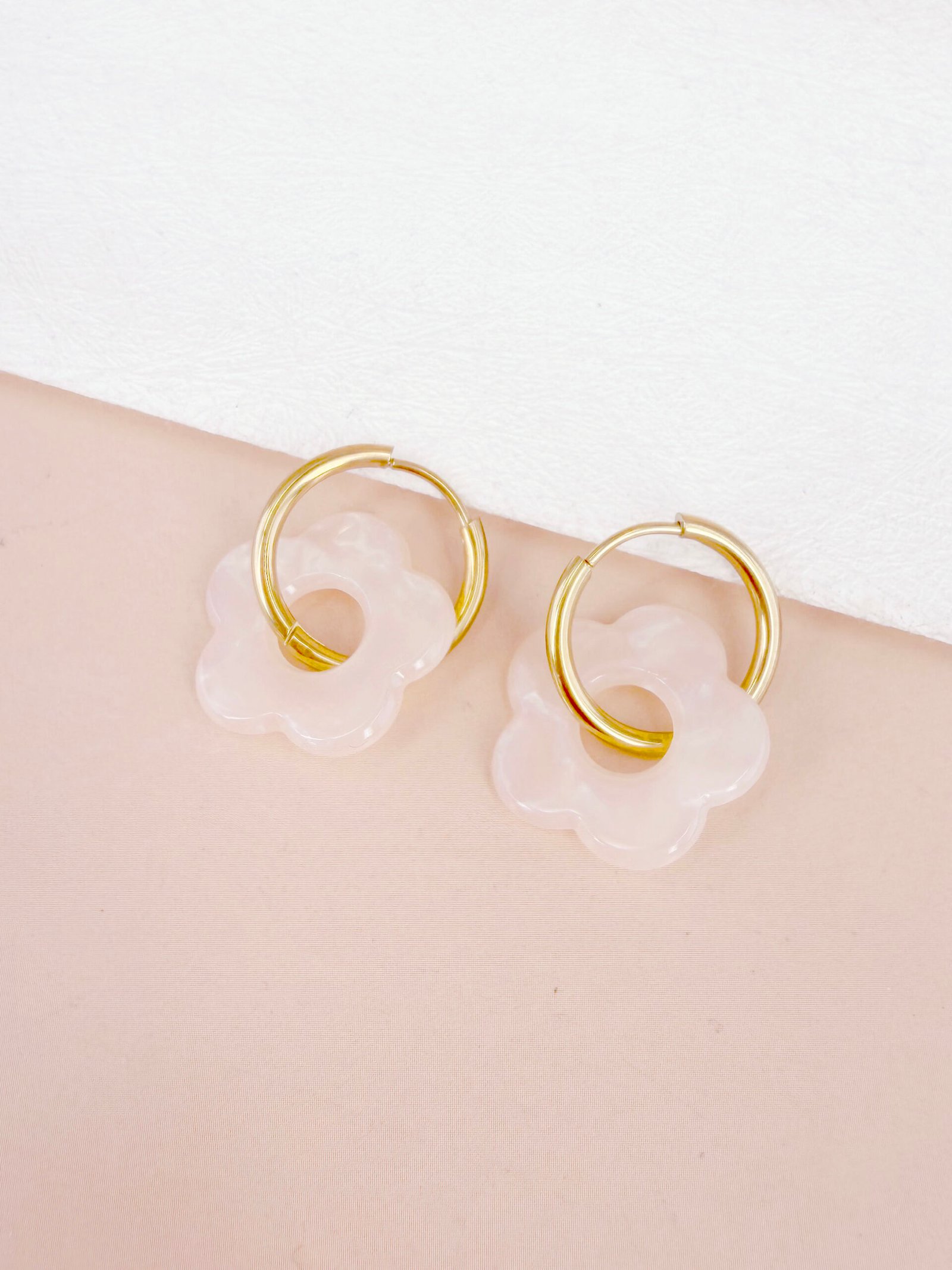 Boucles d'oreilles Victoire - Fleur en résine – Image 4
