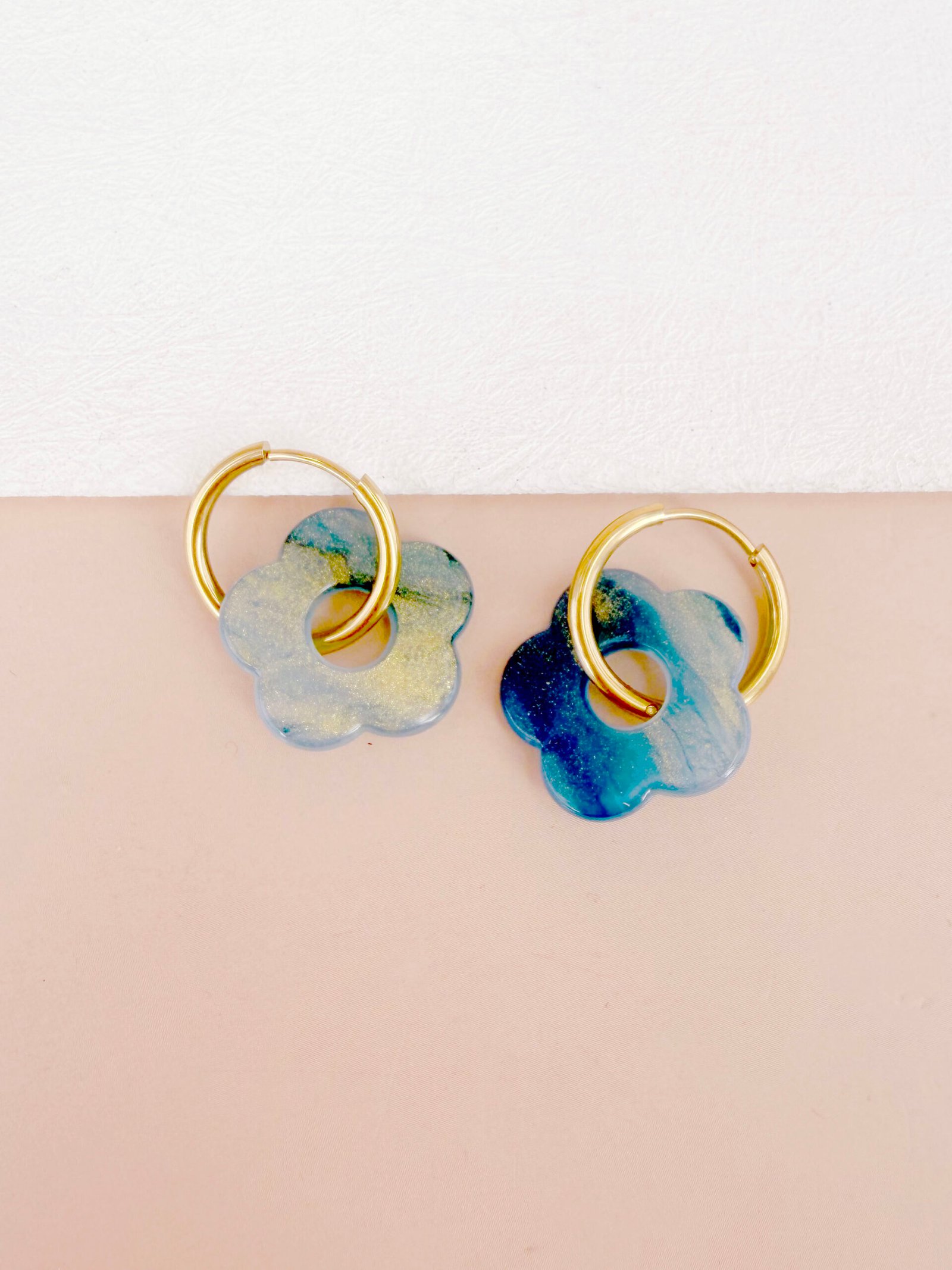 Boucles d'oreilles Victoire - Fleur en résine – Image 7