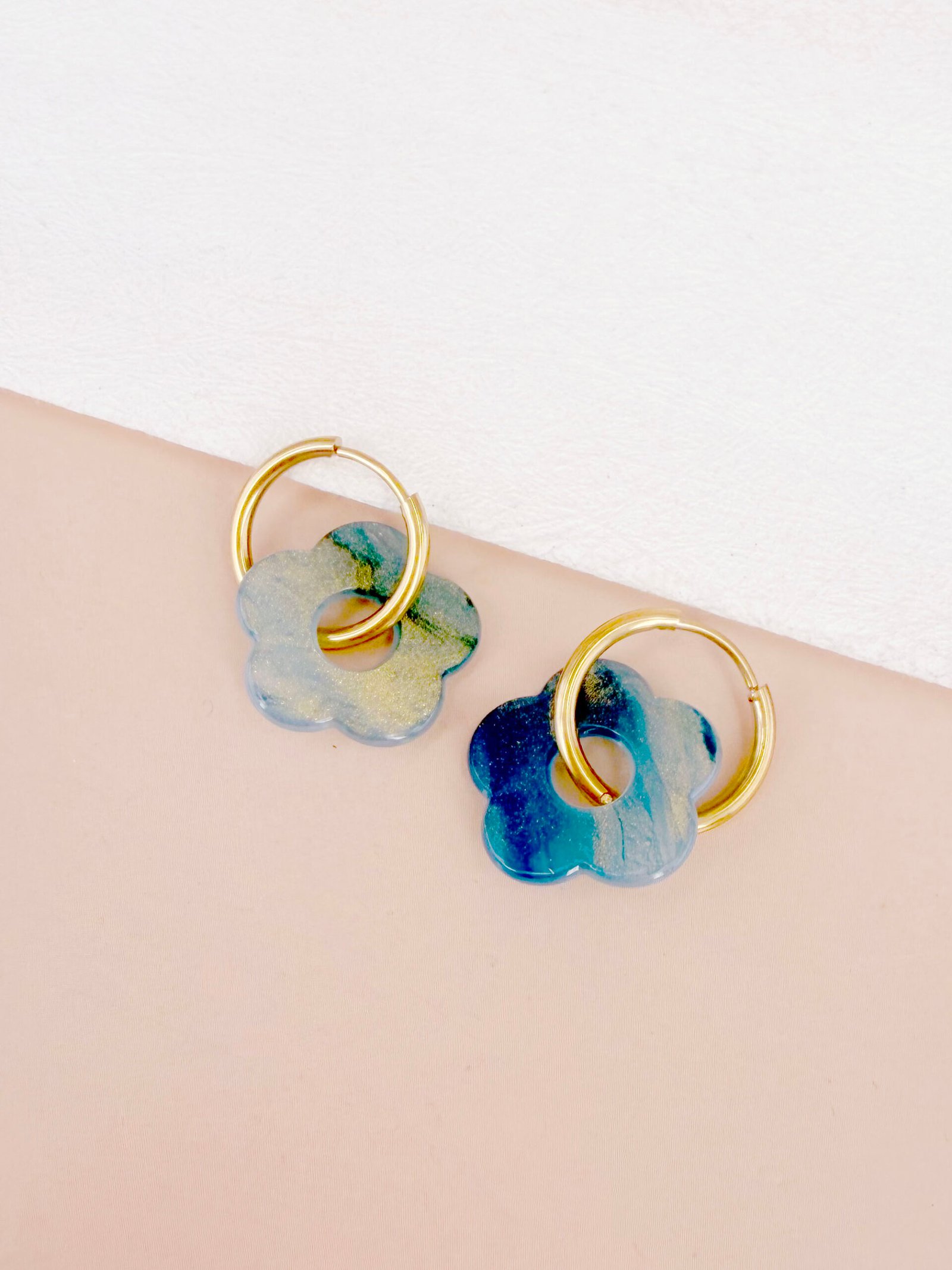 Boucles d'oreilles Victoire - Fleur en résine – Image 8
