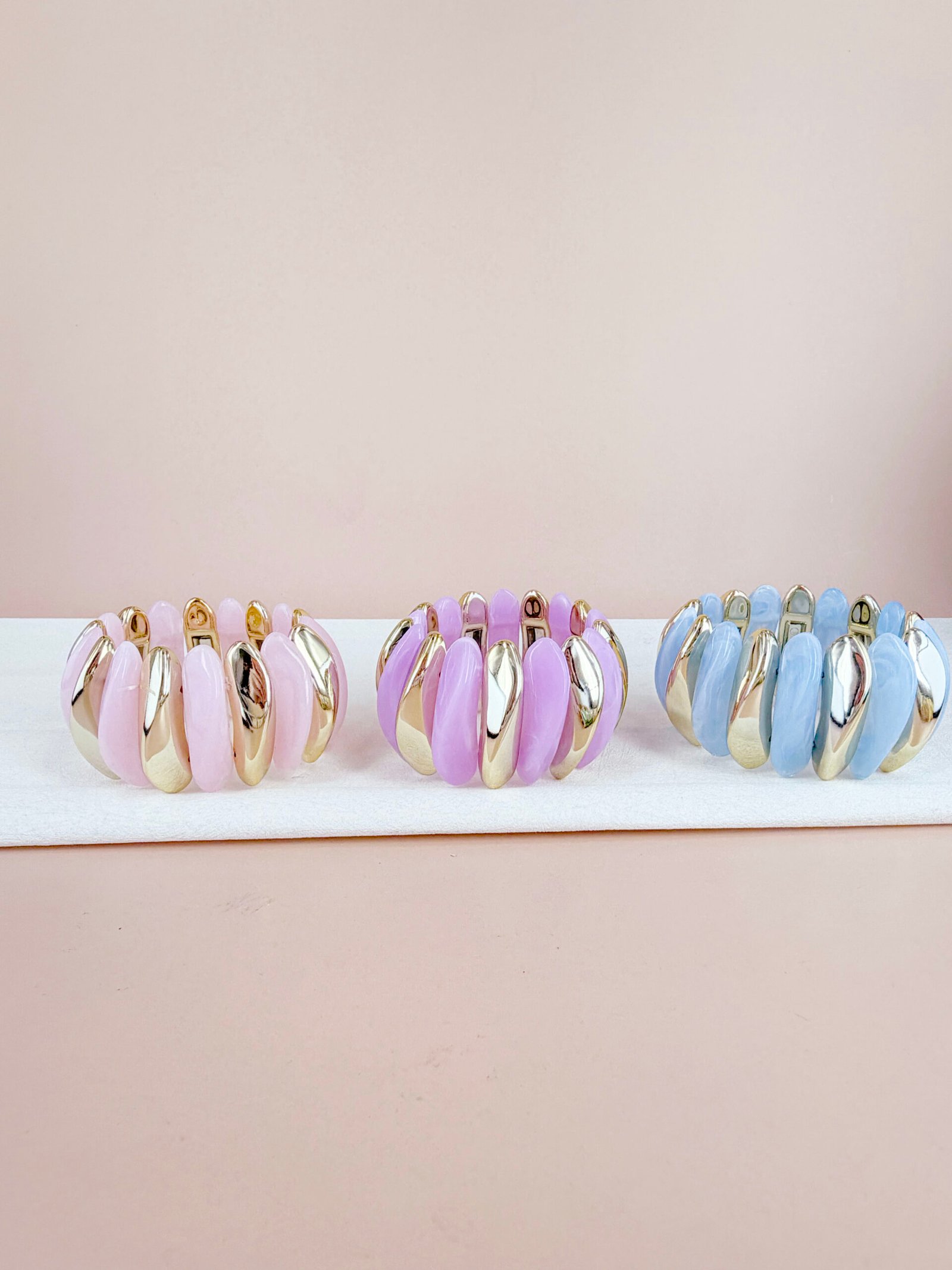 Bracelet Agathe - Manchette ondulé effet résine doré – Image 2