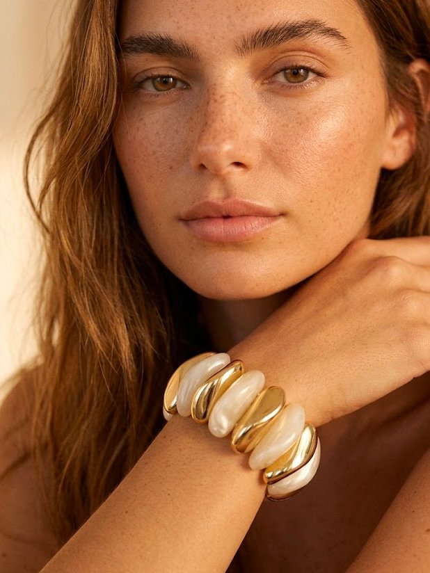 Bracelet Agathe - Manchette ondulé effet résine doré – Image 3