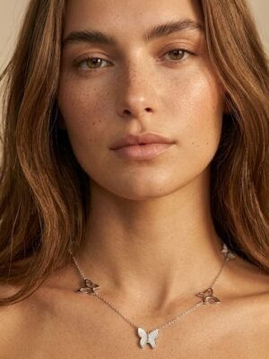 Collier Sarah – Papillons argenté acier inoxydable
