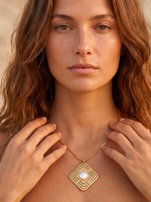 Collier Eloise – Pendentif carré doré