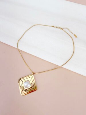 Collier Eloise – Pendentif carré doré