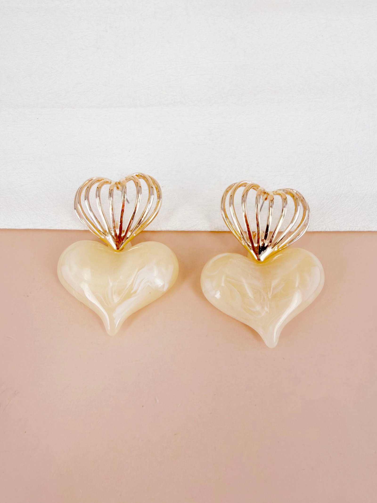 Boucles d'oreilles Flora - Coeur en résine – Image 2