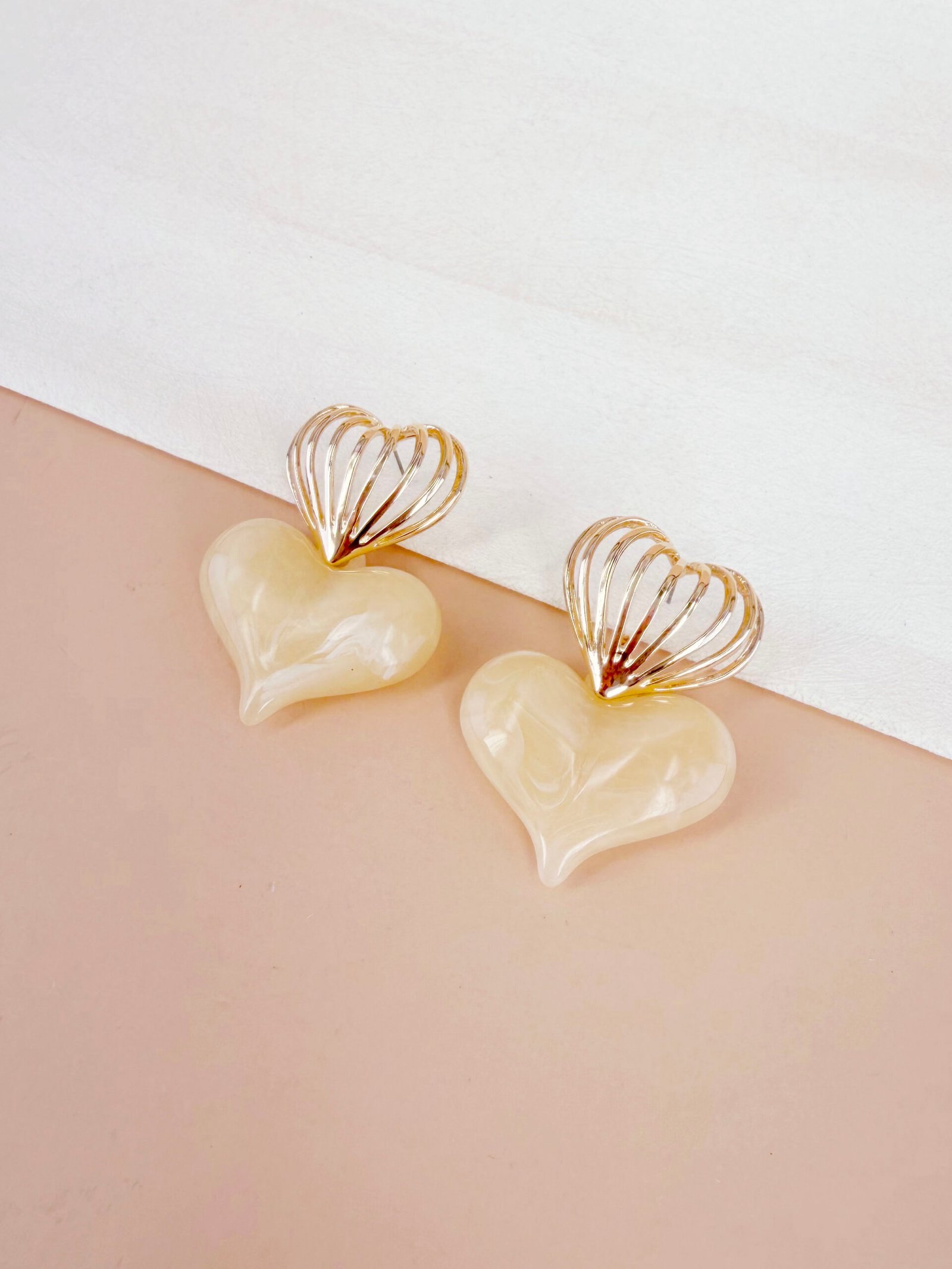 Boucles d'oreilles Flora - Coeur en résine – Image 3
