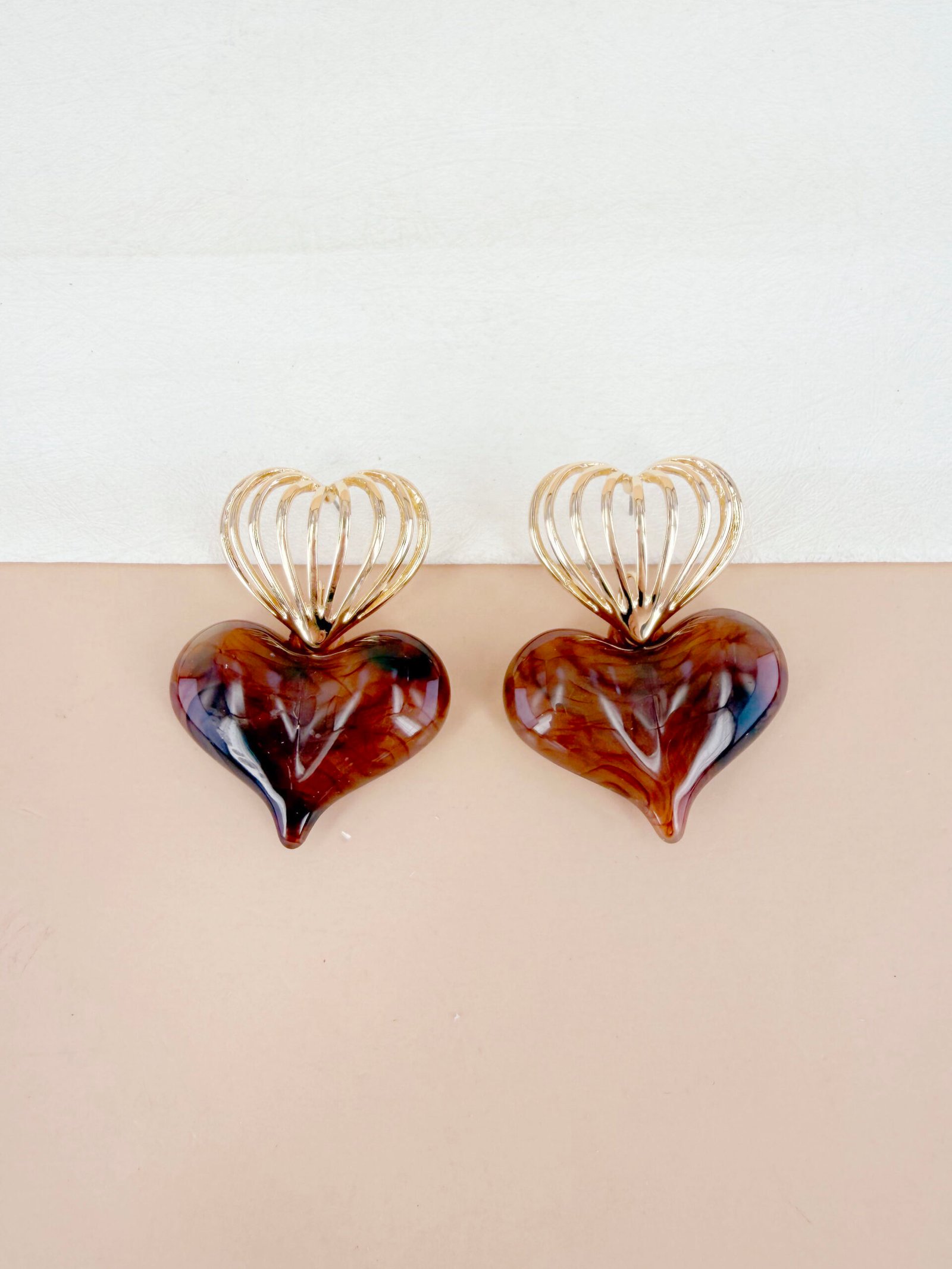Boucles d'oreilles Flora - Coeur en résine – Image 4