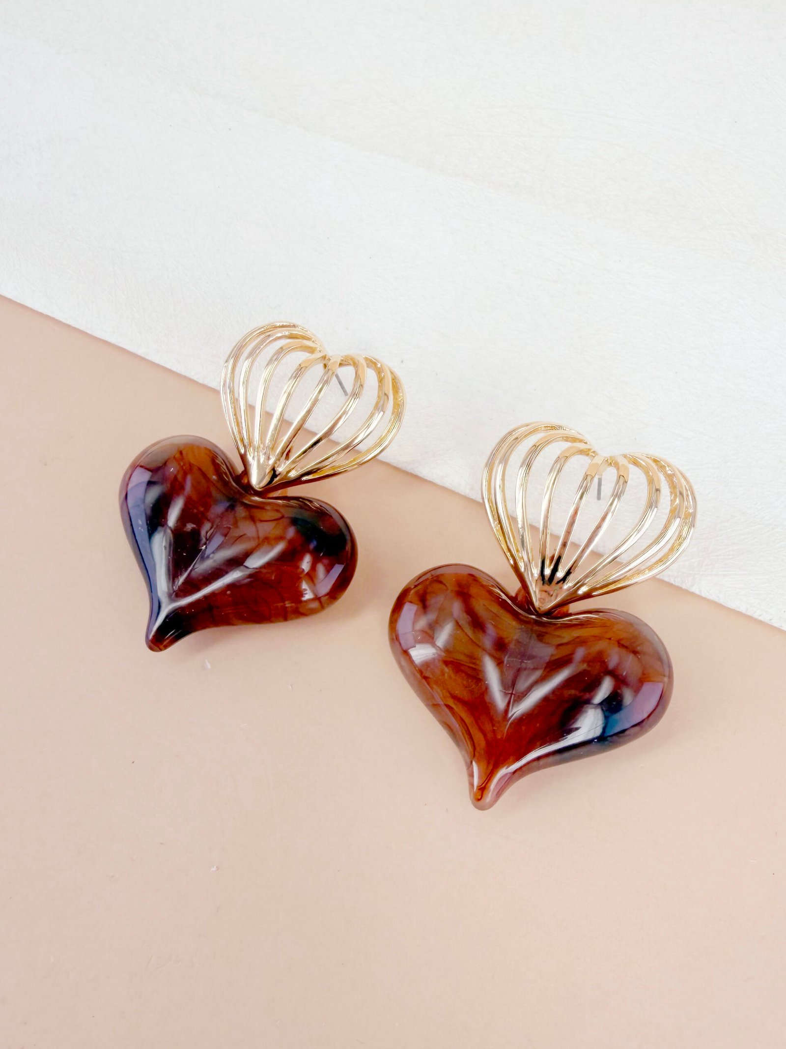 Boucles d'oreilles Flora - Coeur en résine – Image 5