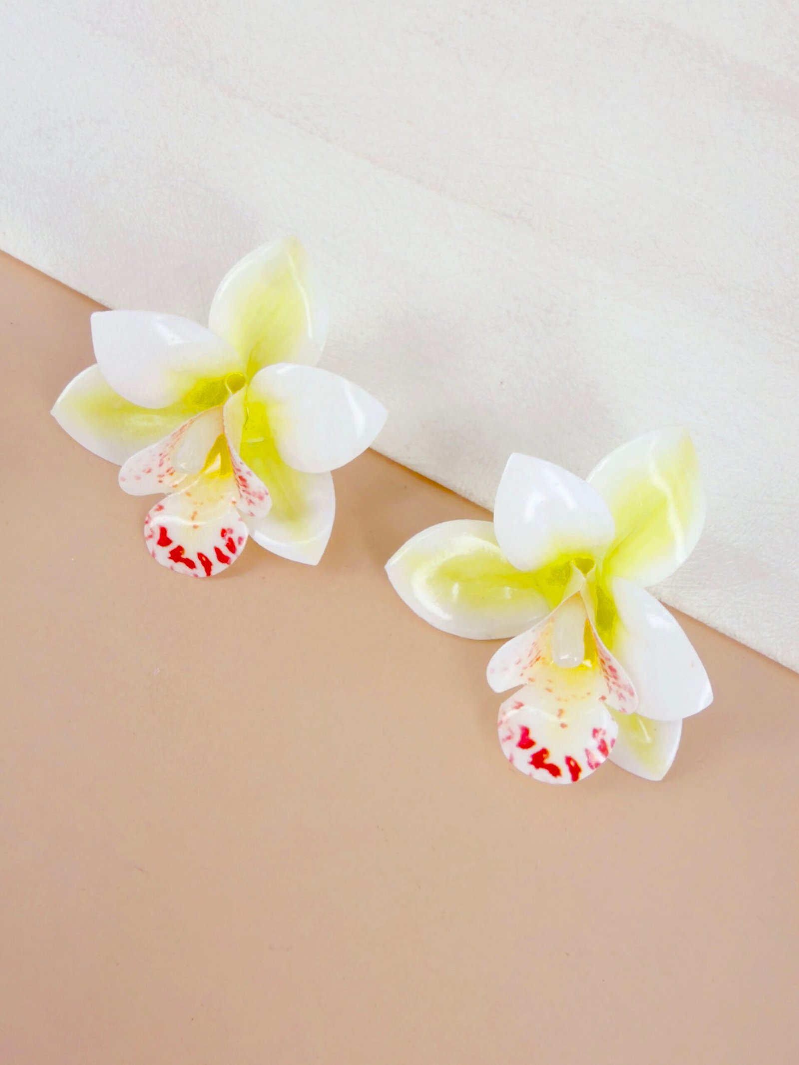 Boucles d'oreilles Cassandre - Fleurs orchidées colorées – Image 2