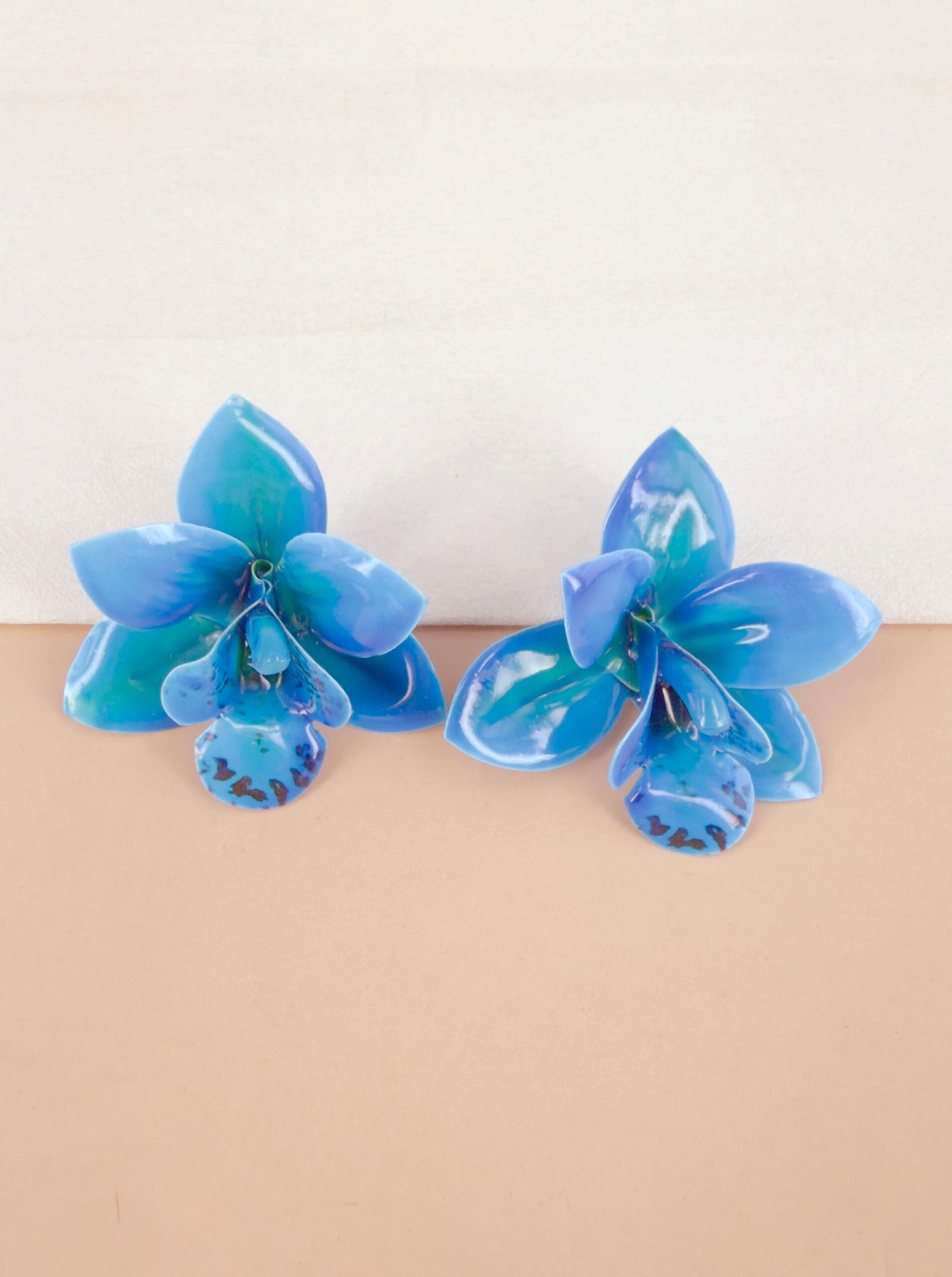 Boucles d'oreilles Cassandre - Fleurs orchidées colorées – Image 3