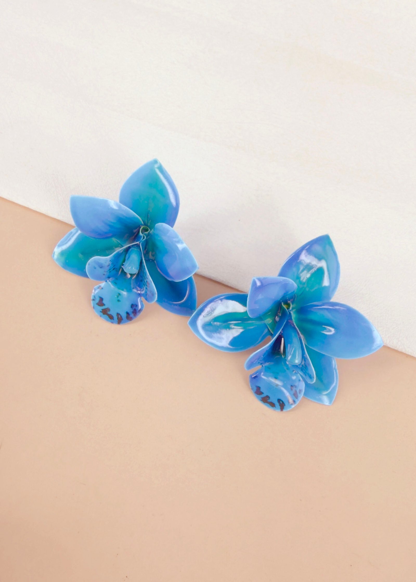 Boucles d'oreilles Cassandre - Fleurs orchidées colorées – Image 4