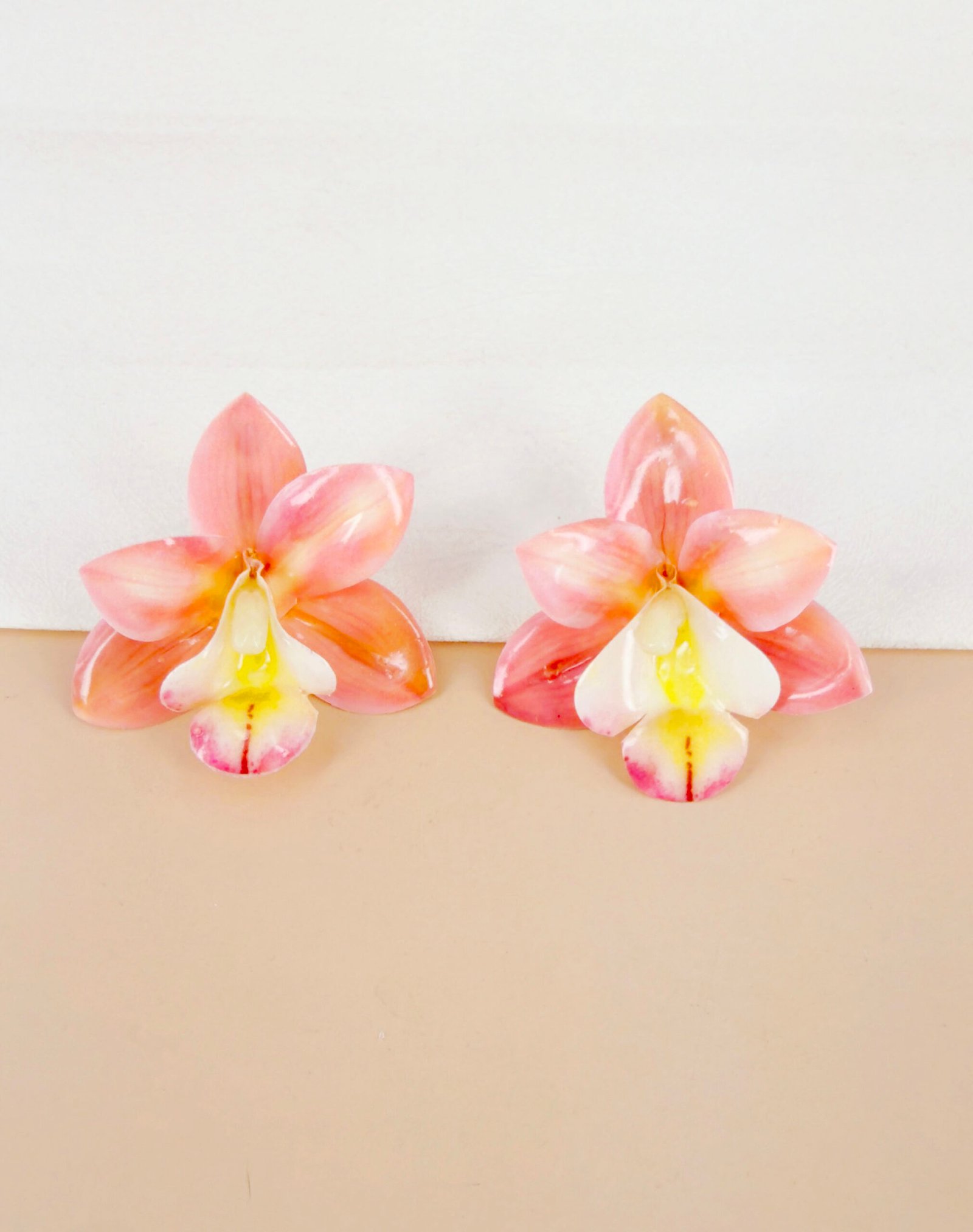 Boucles d'oreilles Cassandre - Fleurs orchidées colorées – Image 5