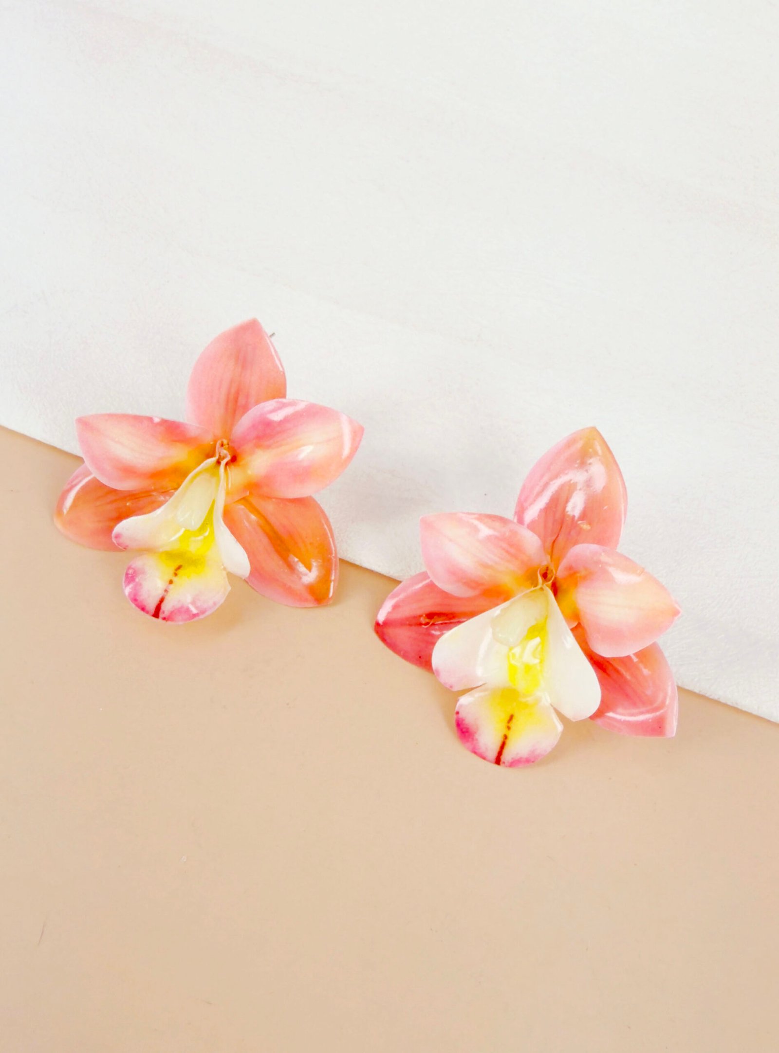 Boucles d'oreilles Cassandre - Fleurs orchidées colorées – Image 6