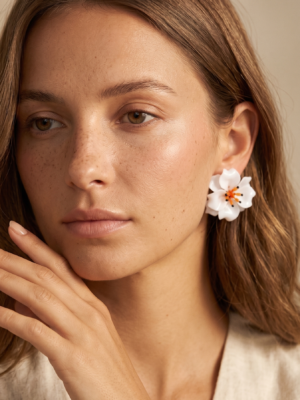Boucles d&rsquo;oreilles Delphine – Fleurs brillantes