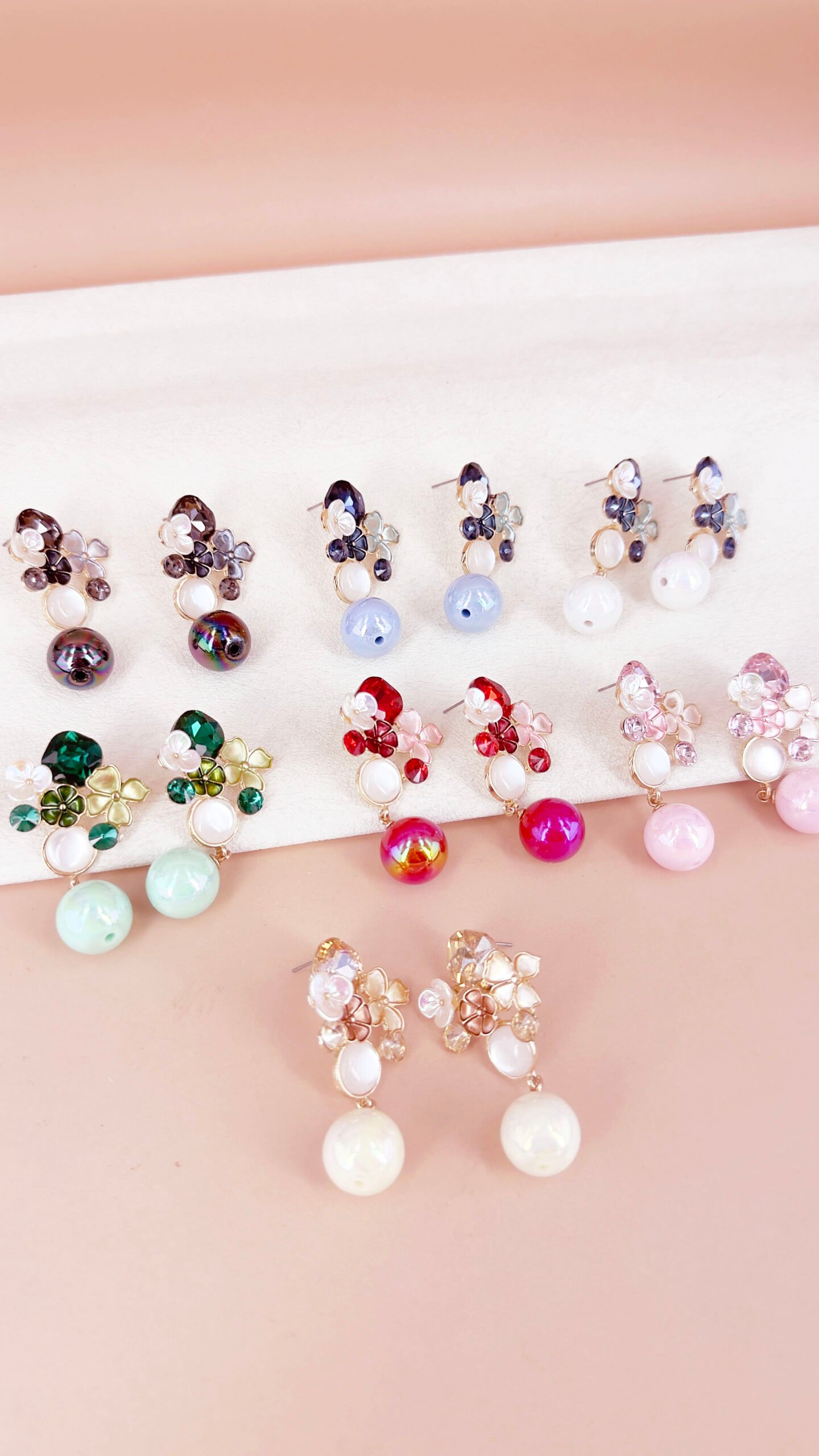 Boucles d'oreilles Elise - Pack de 12 boucles d'oreilles fleurs perlees – Image 2