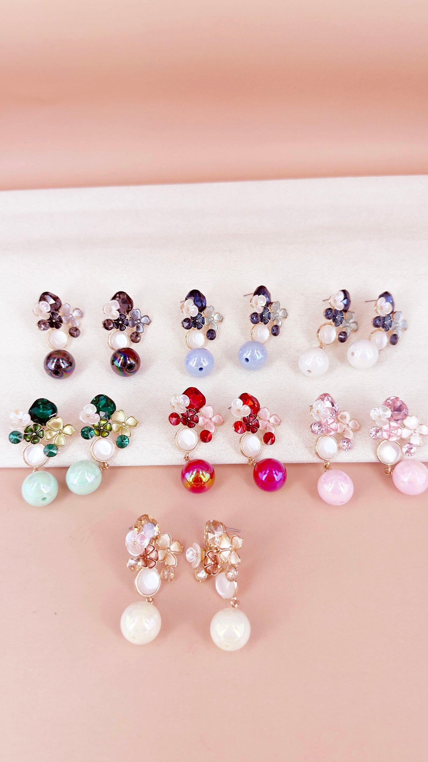 Boucles d'oreilles Elise - Pack de 12 boucles d'oreilles fleurs perlees – Image 3