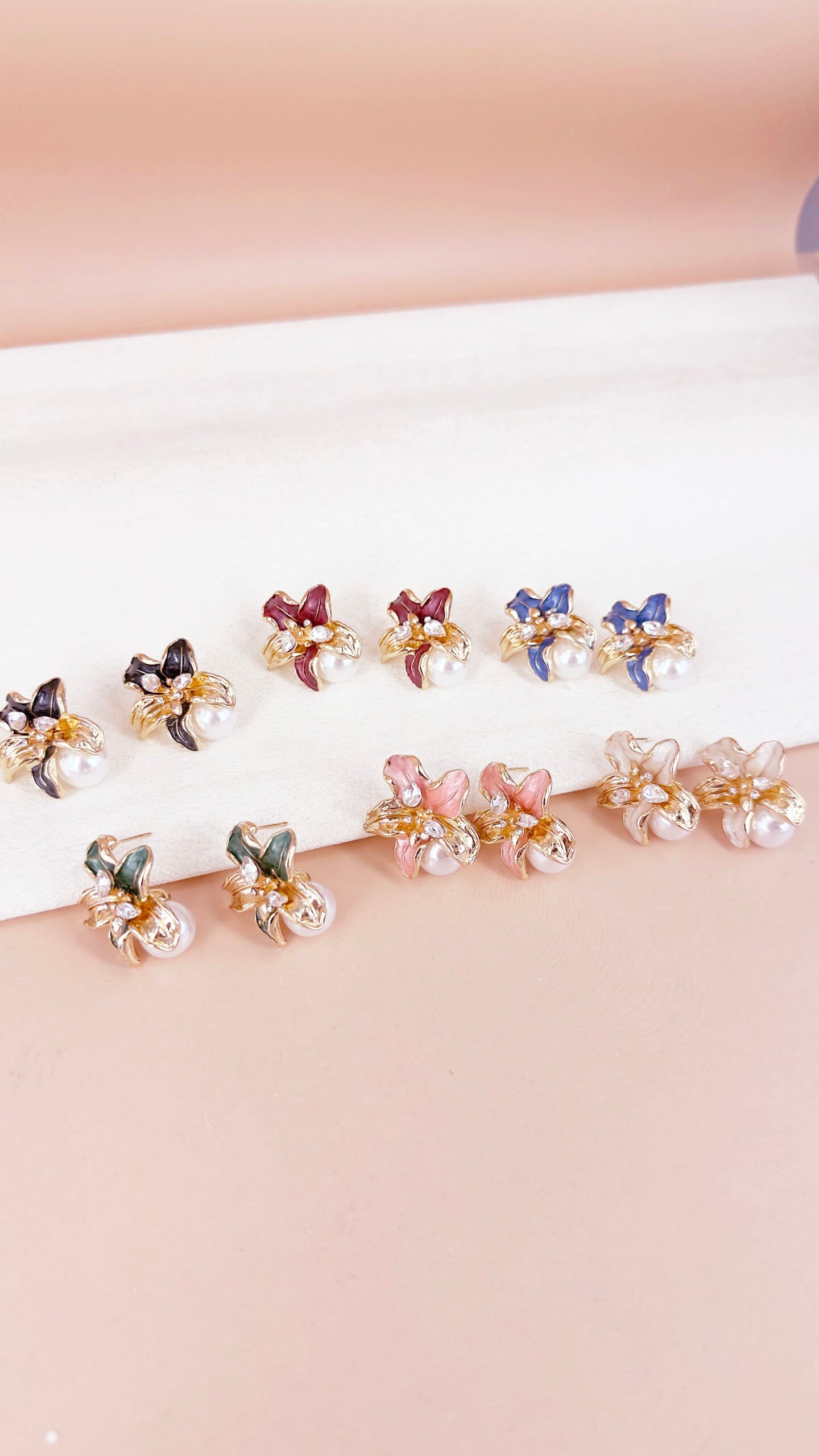 Boucles d'oreilles Fanny - Pack de 12 petites boucles fleurs – Image 2