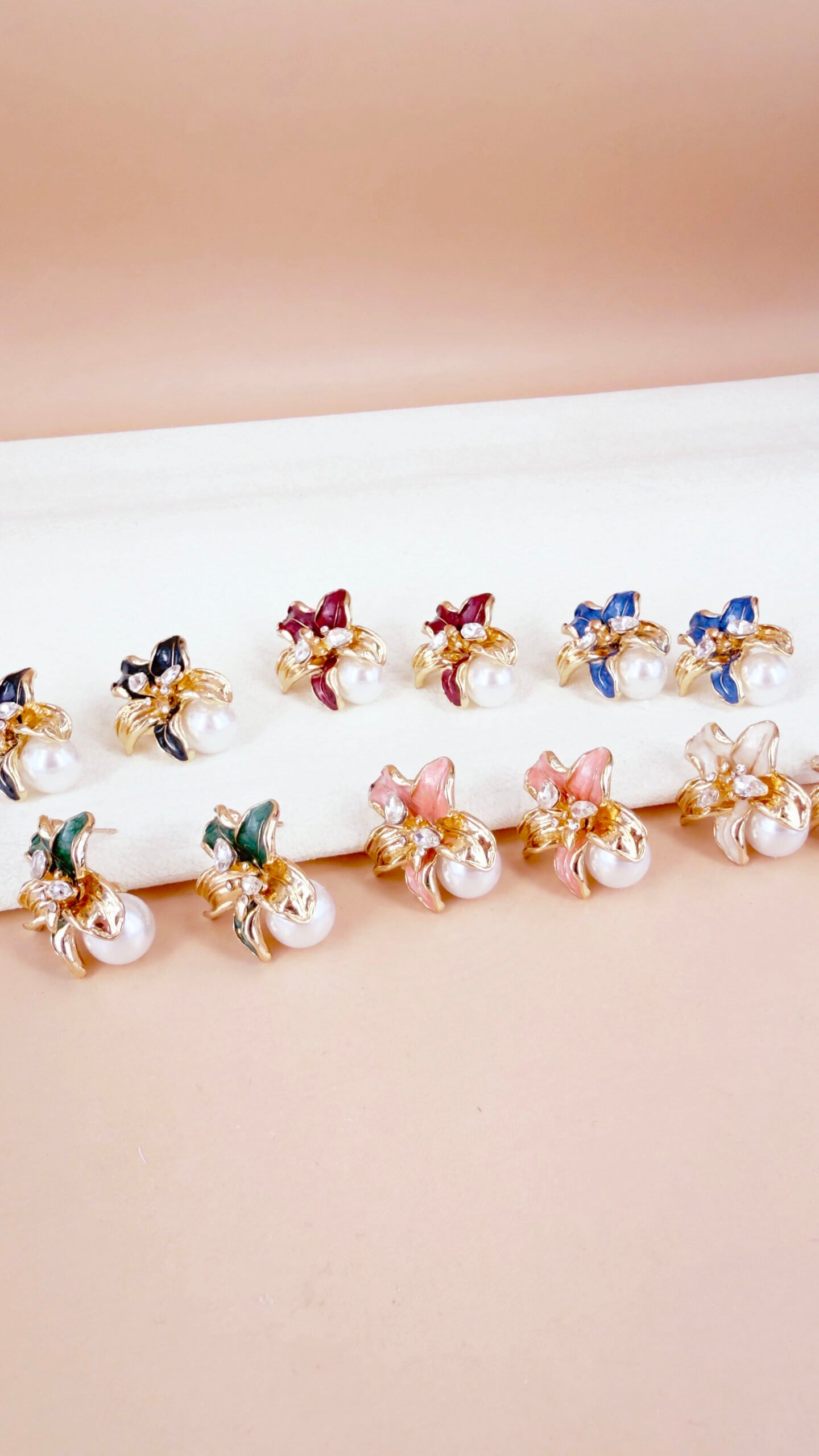 Boucles d'oreilles Fanny - Pack de 12 petites boucles fleurs – Image 3