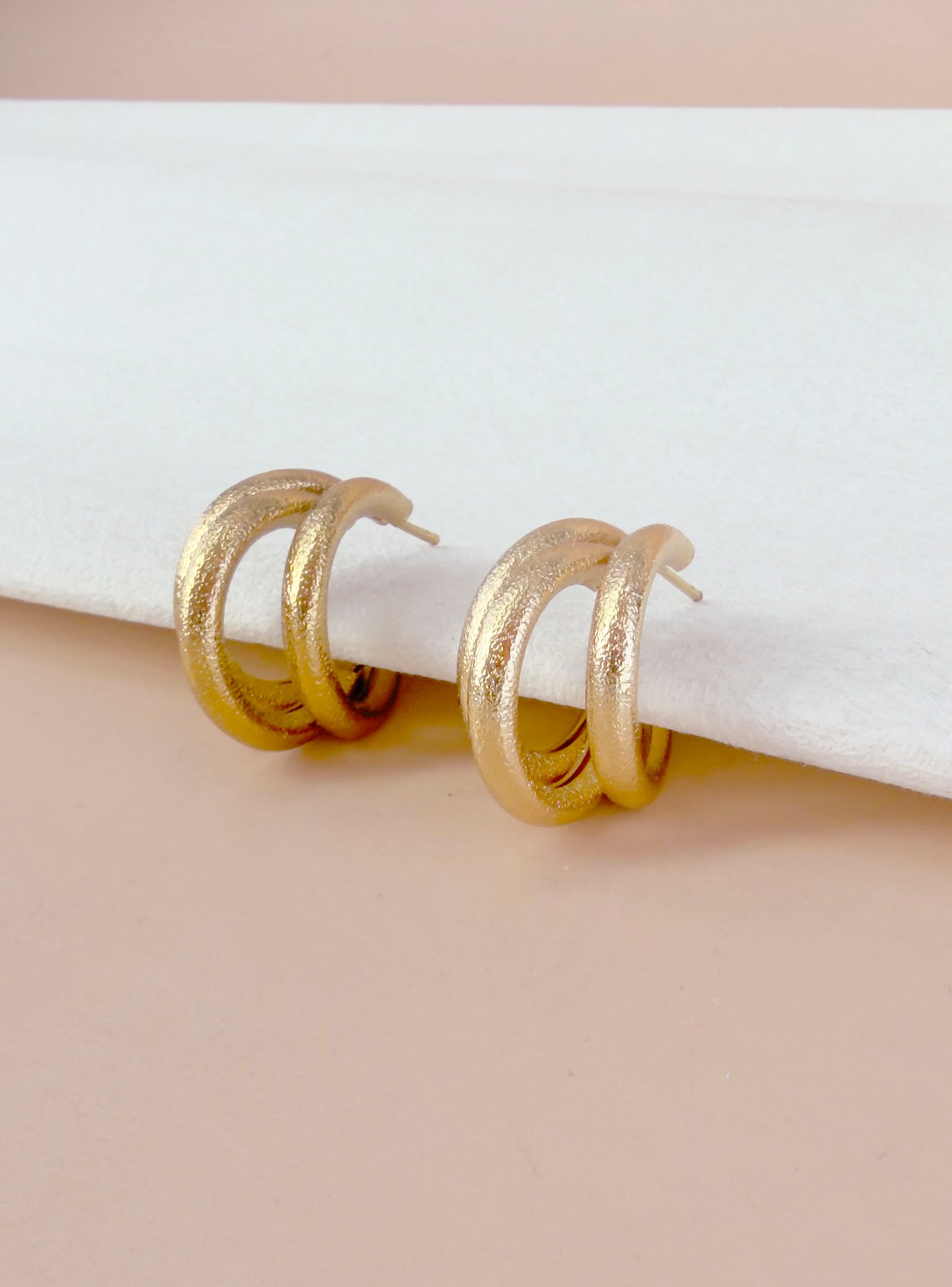 Boucles d'oreilles Heloise - Créoles larges or – Image 3