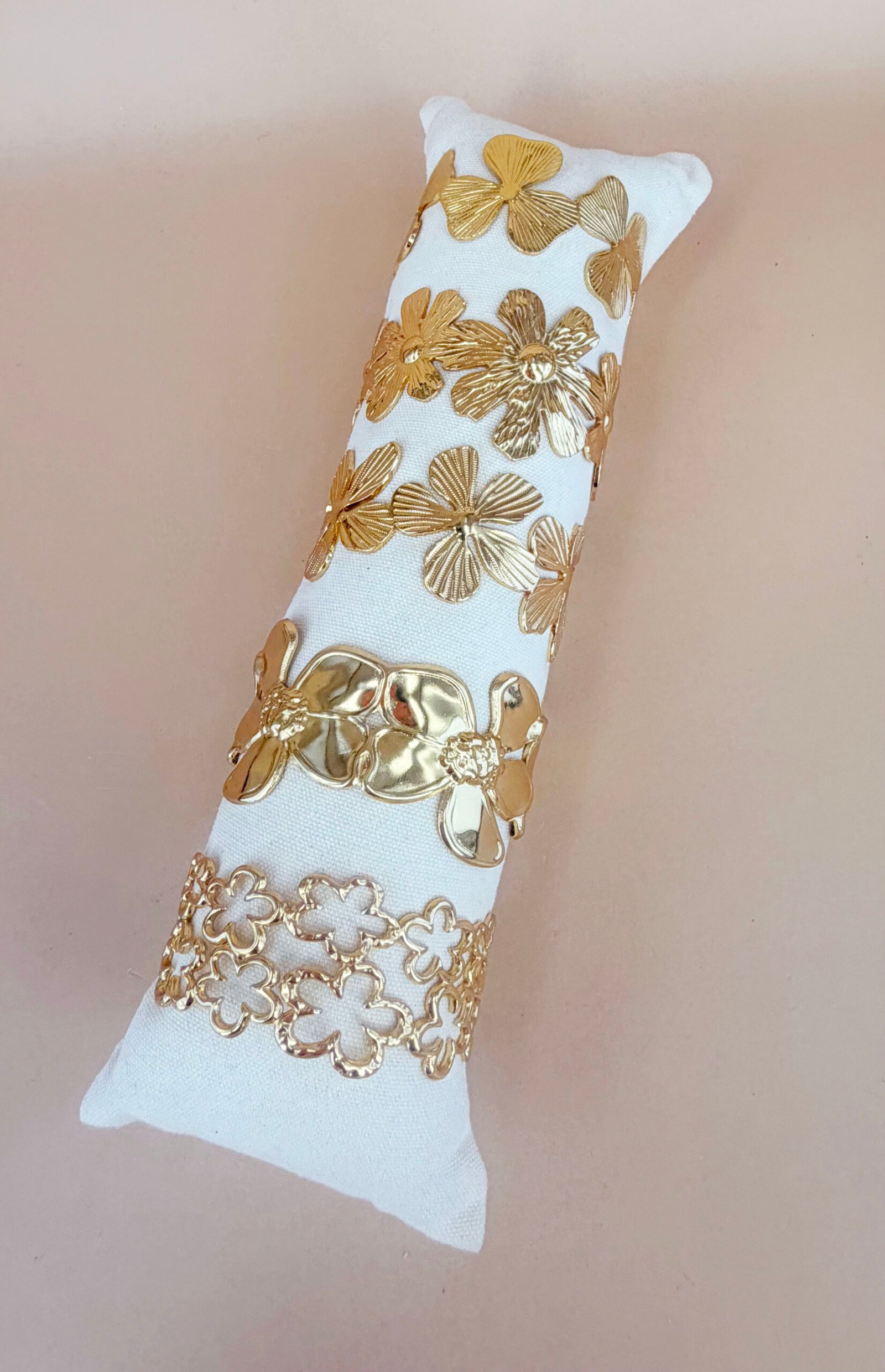 Bracelet Lena - Lot de 5 manchettes or fleurs et feuilles – Image 2