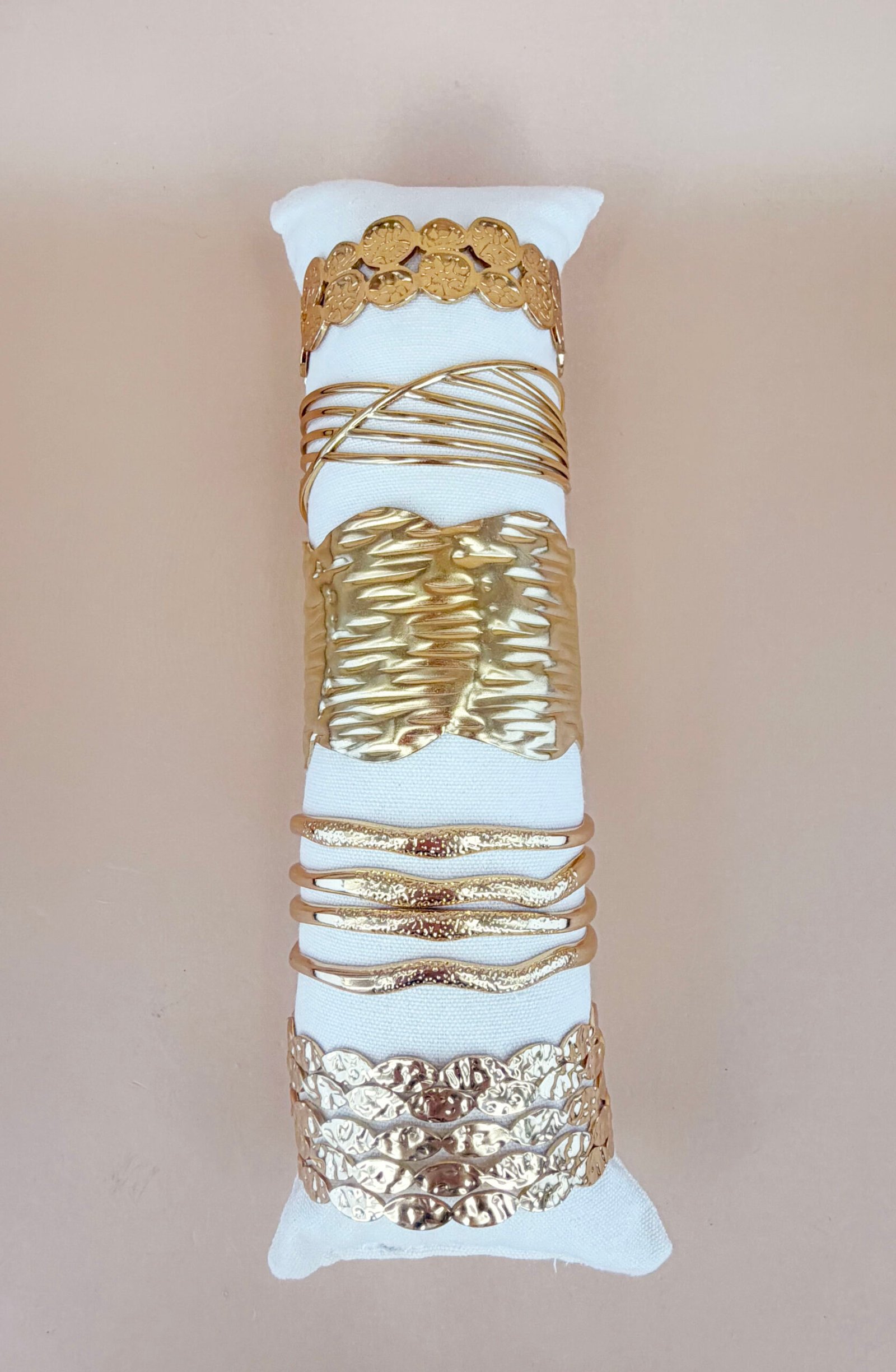 Bracelet Maelle - Lot de 5 manchettes or lignes texturées – Image 2